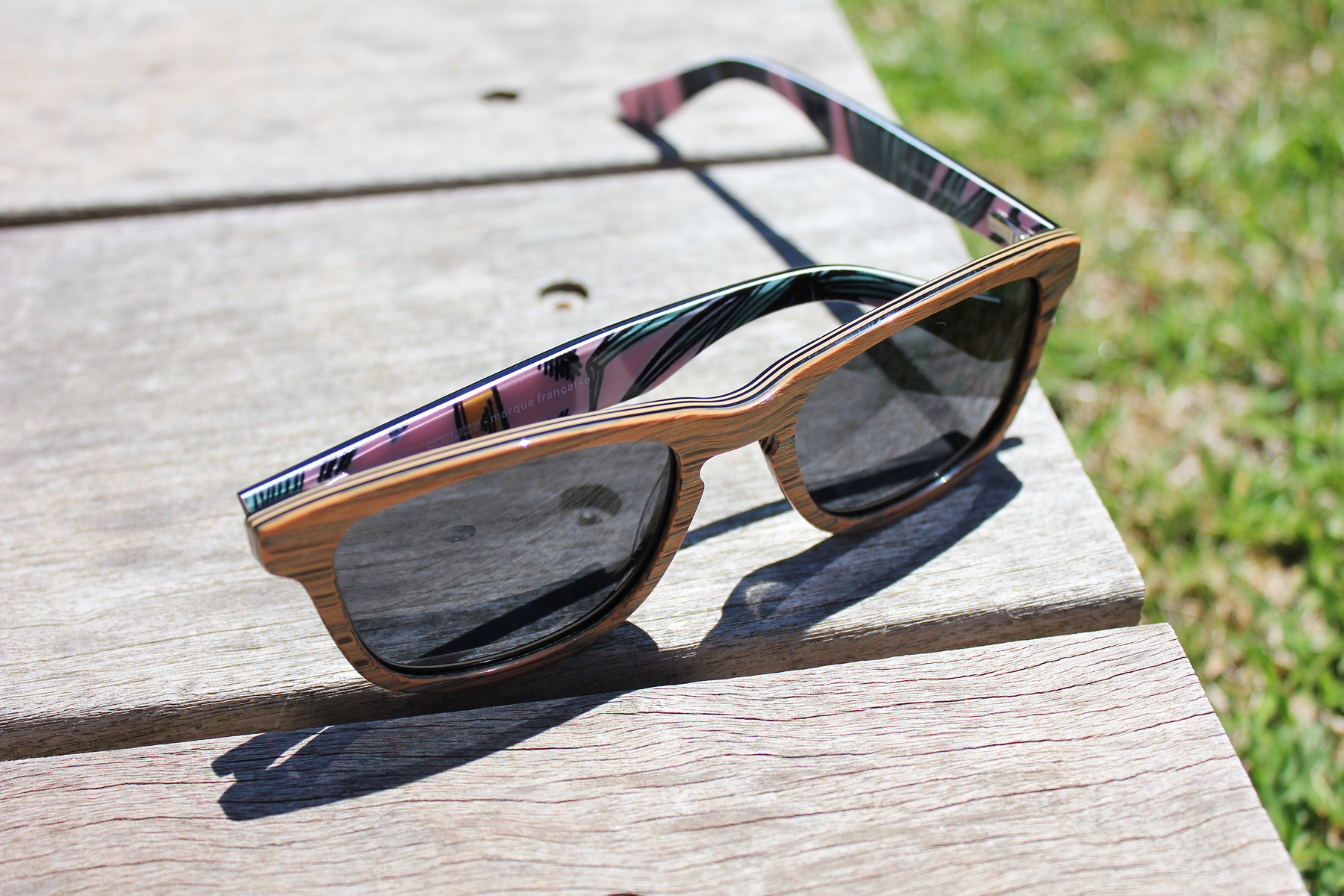 Gafas de sol de madera tipo wayfarer. Cool gafas en estilo moderno